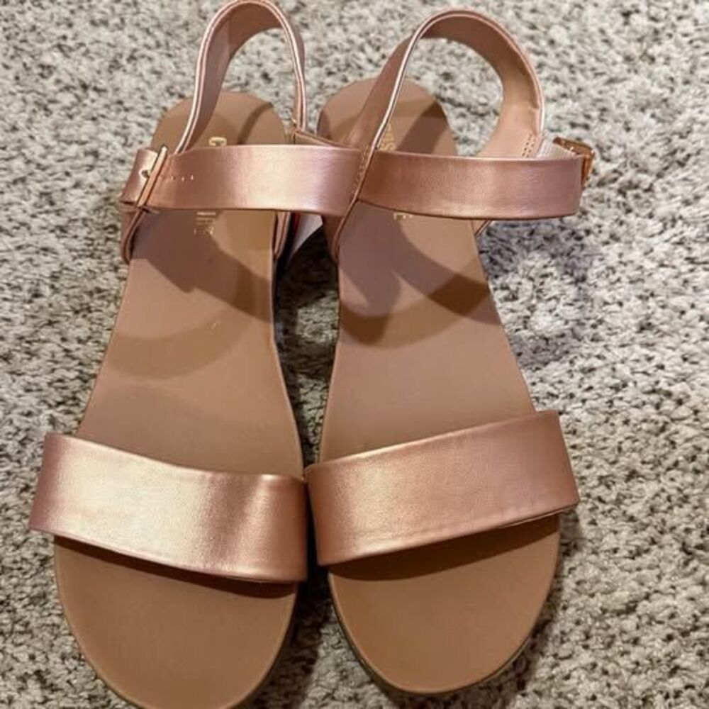 New! Cushionaire Rose Gold Strappy Sandals SZ 9.5 - So Cute!